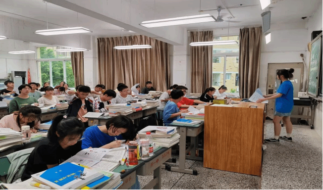 我院赴四川省宜宾市南溪第一中学开展防艾健康教育暨招生宣传活动